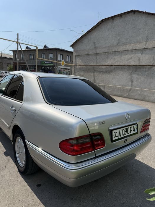 W 210  Mercedes-benz