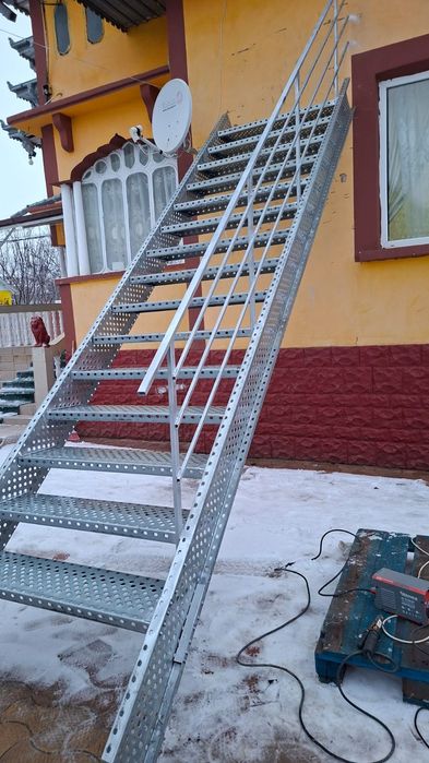 Confectionam scarii metalice zincate exterioare și pentru incendii , platforme, podete si balustrazi profesionale la cererea clientului . Asiguram tra
