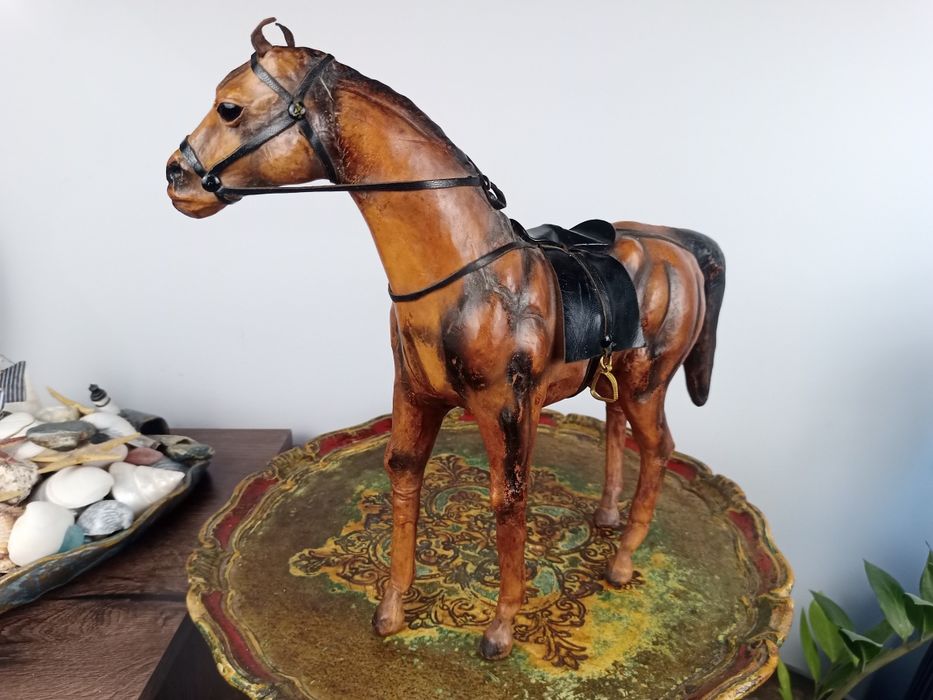 Ръчно изработени фигури от естествена кожа – Камила и Кон