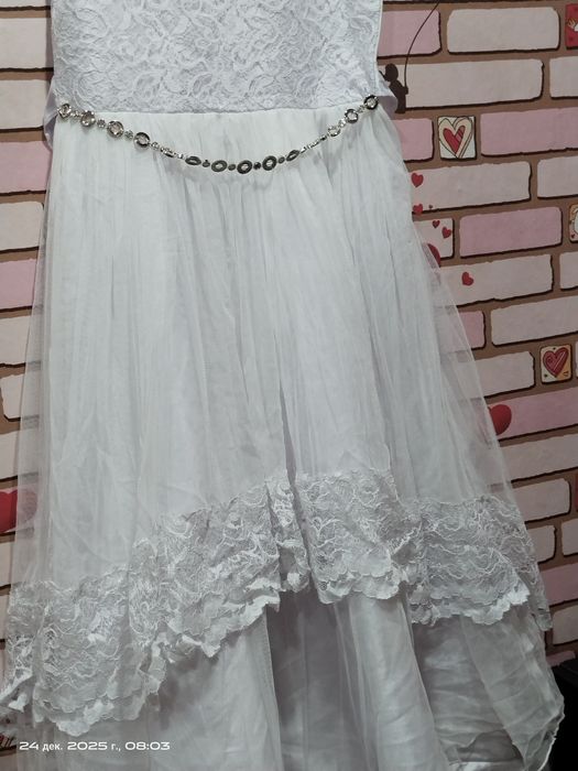 Белое платье на  7-9 лет