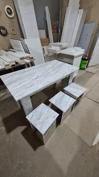 Стол, стулья, кухонный стол, табуретки