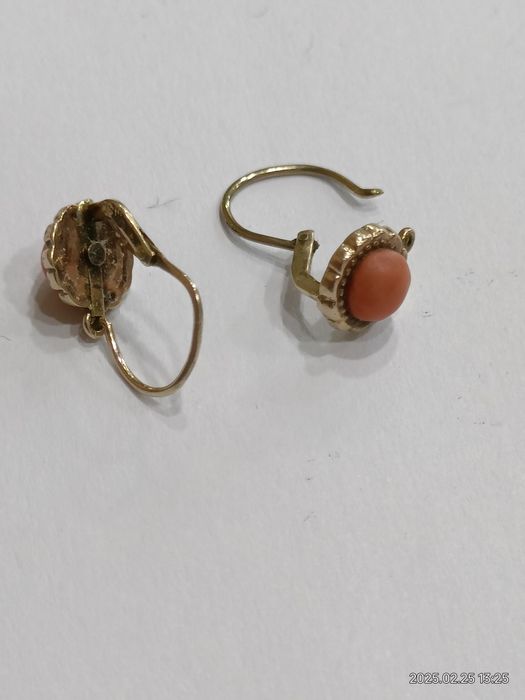 Vind cercei din aur 8kt cu coral natural