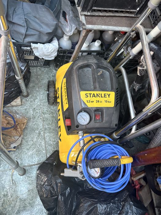 Vand Compresor STANLEY 24L 8 bar nou dar defect mica fisura dar in mers continu este foarte bun