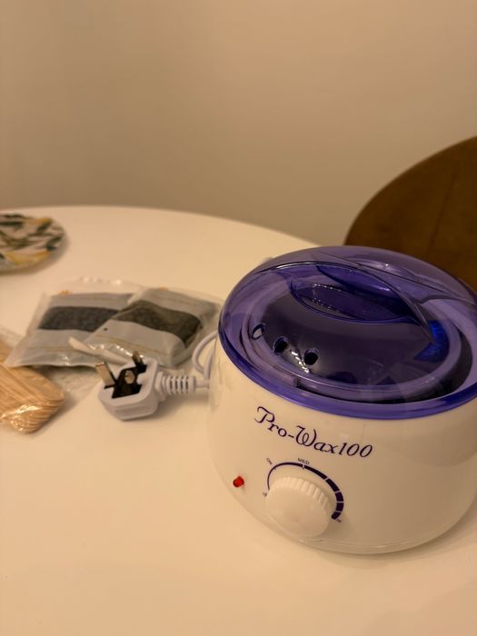 Încălzitor ceară/decantor ceară + 2 pungi ceară și spatule ca nou