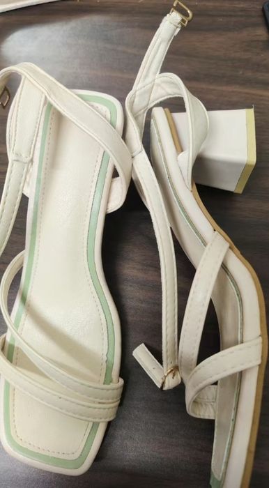 Продам босоножки