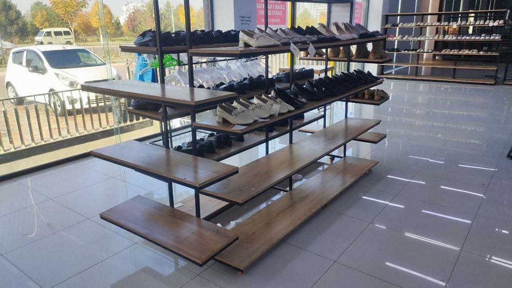 kiyim do'koni uchun stelajlar va vishikalar