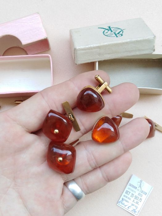 Запонки с янтарём.