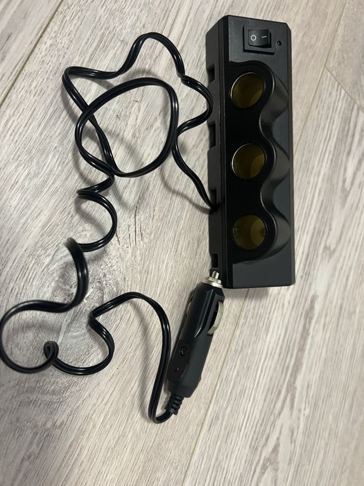 Priza bottari auto tripla cu cablu extensibil 12/24V