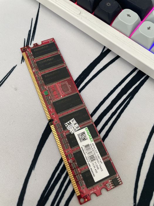 DDR1 (DDR-400 / PC3200).     Объем: 512 МБ