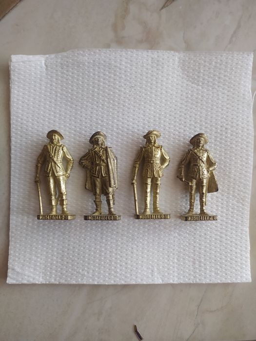 продавам колекции на фигурки от киндер на серии