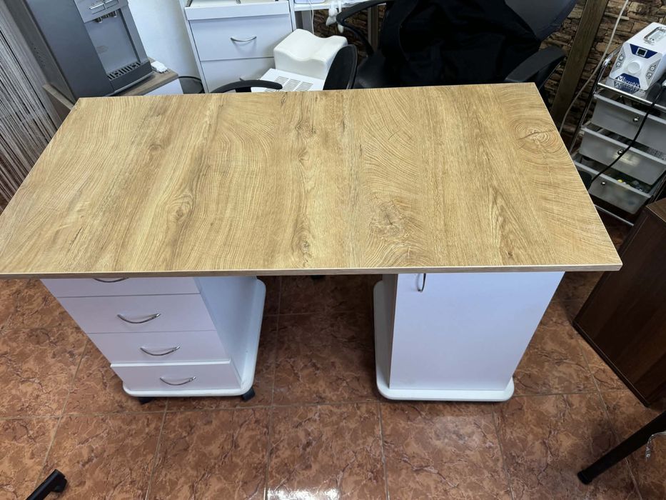 Чисто ново бюро на колелца