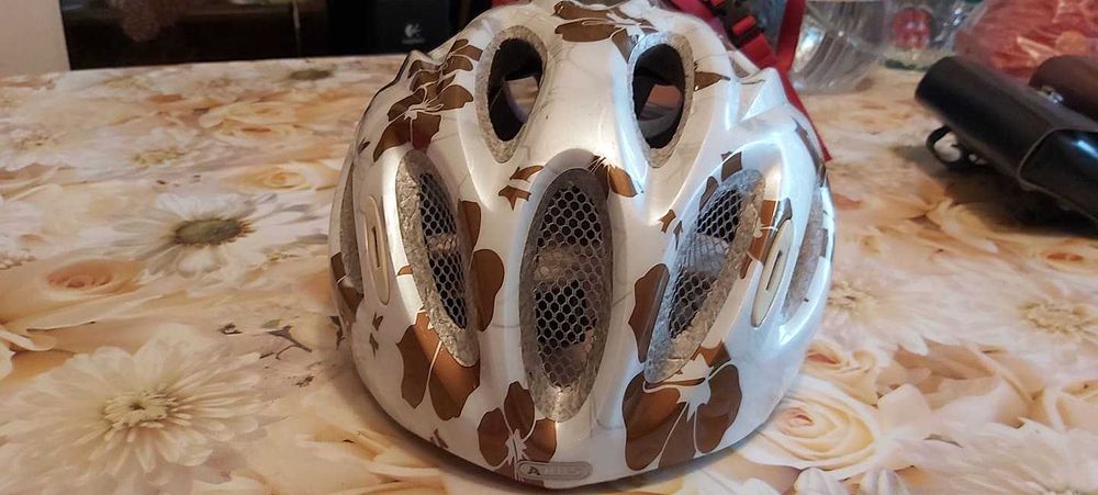 Каски и чантички за велосипед