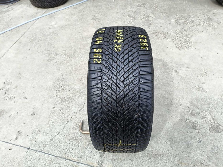O anvelopa de iarna 295 40 21 pirelli scorpion winter 2 profil 7,8 mm dot 3923