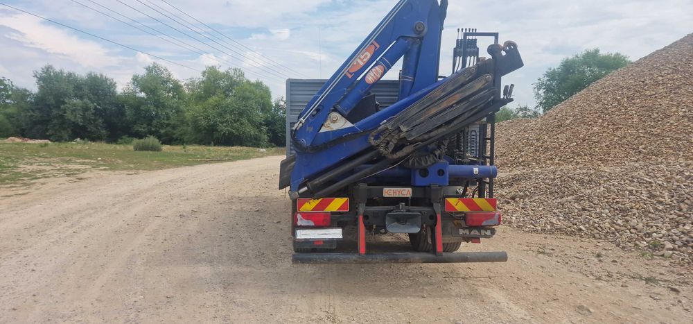 Camion basculabil cu macara