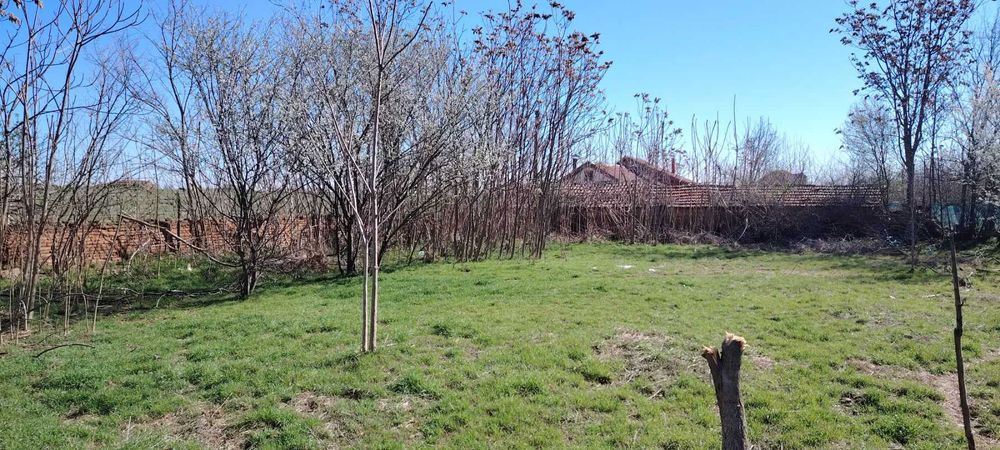 Парцел / дворно място !