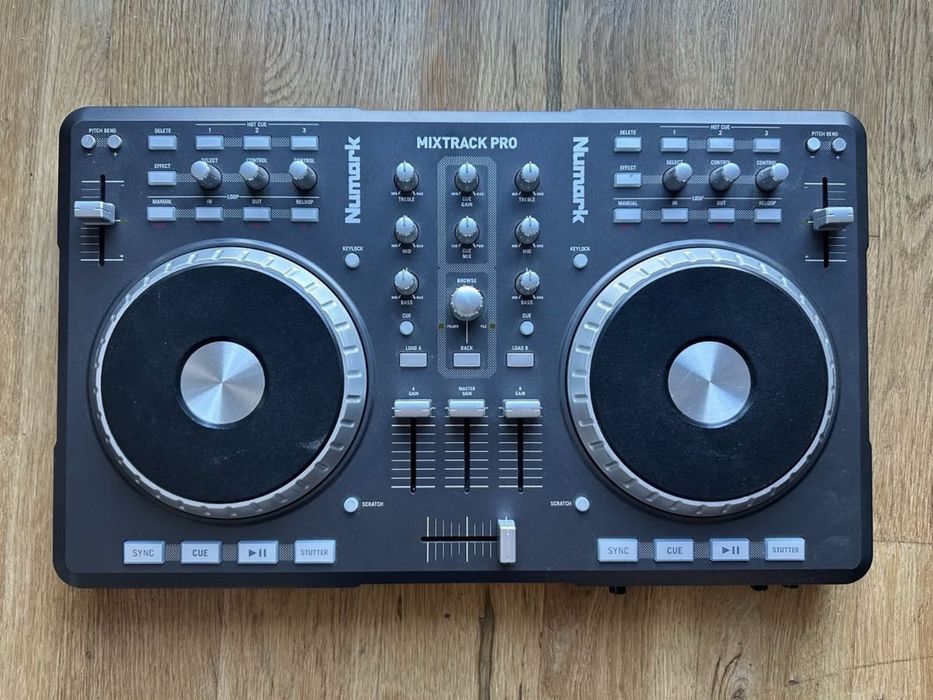 Numark Mixtrack Pro DJ контролер
