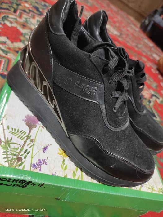 Замшевые кроссовки.