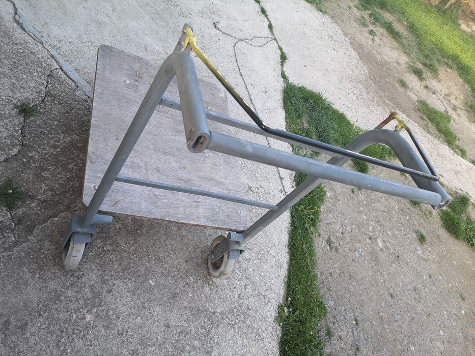 Vand carucior cu 3 roti pentru marfa