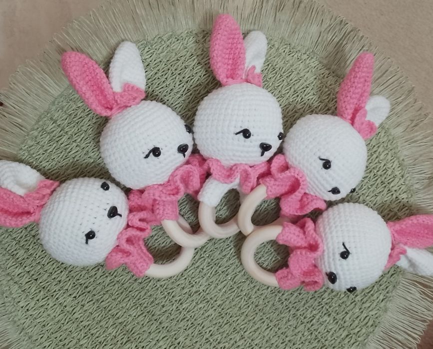 Различни плетени бебешки играчки