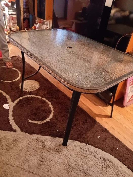 Masa de gradina cu gaura pt umbrela,  cu 4 scaune în condiție bună.