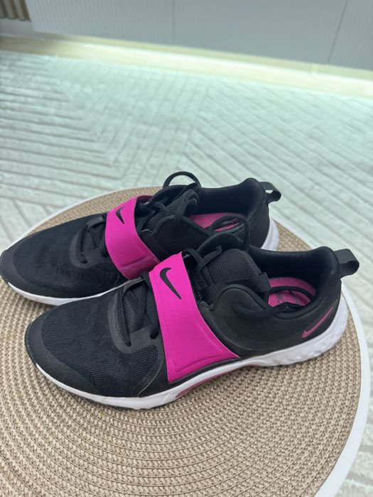 Продам кроссовки