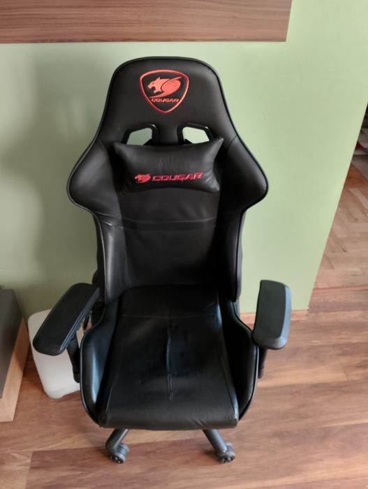 Продавам Въртящ Стол.