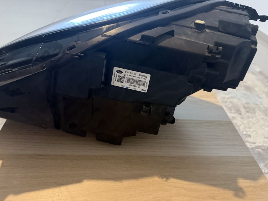 Far dreapta, Ford Puma 2021 + modul