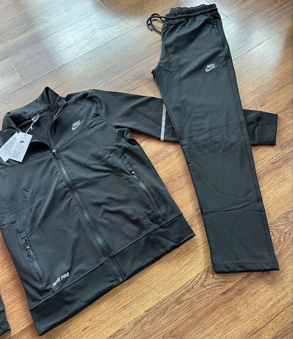 Мъжки,полиамиден,черен екип Nike без качулка,с ципове на джобовете