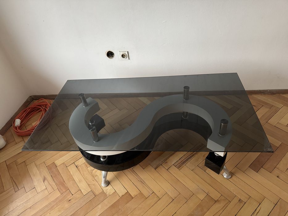 Стъклена холна маса + 2 табуретки