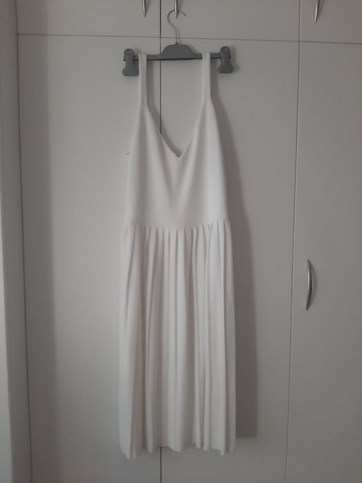 Бяла рокля Zara.