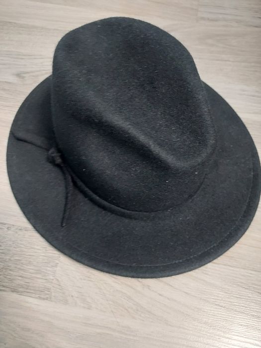 Palarie neagra si beige