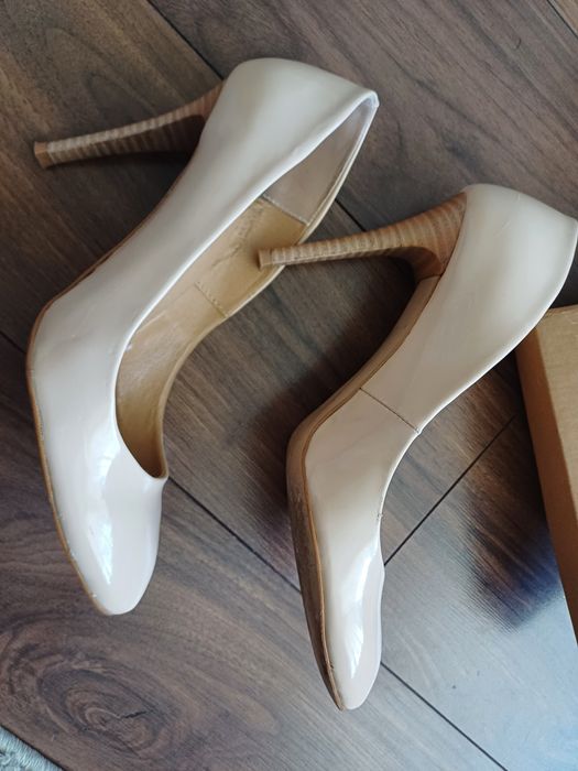 Лачени обувки в телесен цвят