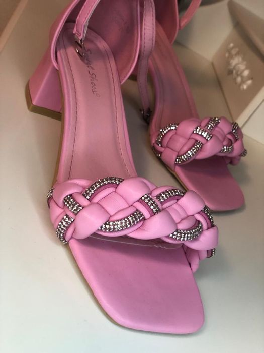 Vând sandale împletite cu pietricele