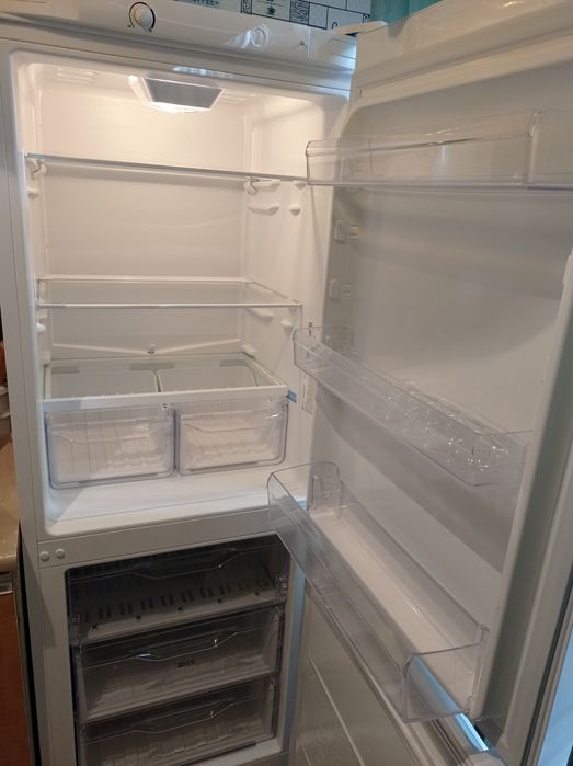 Продается Indesit холодильник