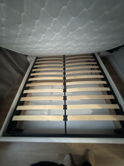 Кровать с боковыми тумбочками