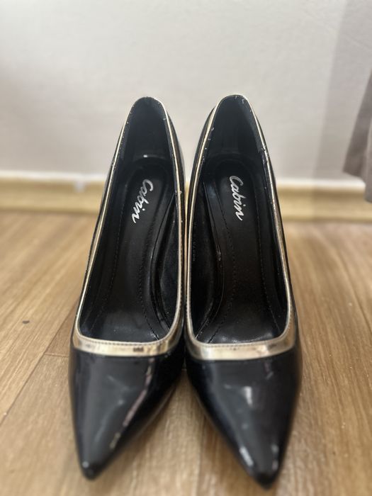 Стилетo с черен и златист цвят