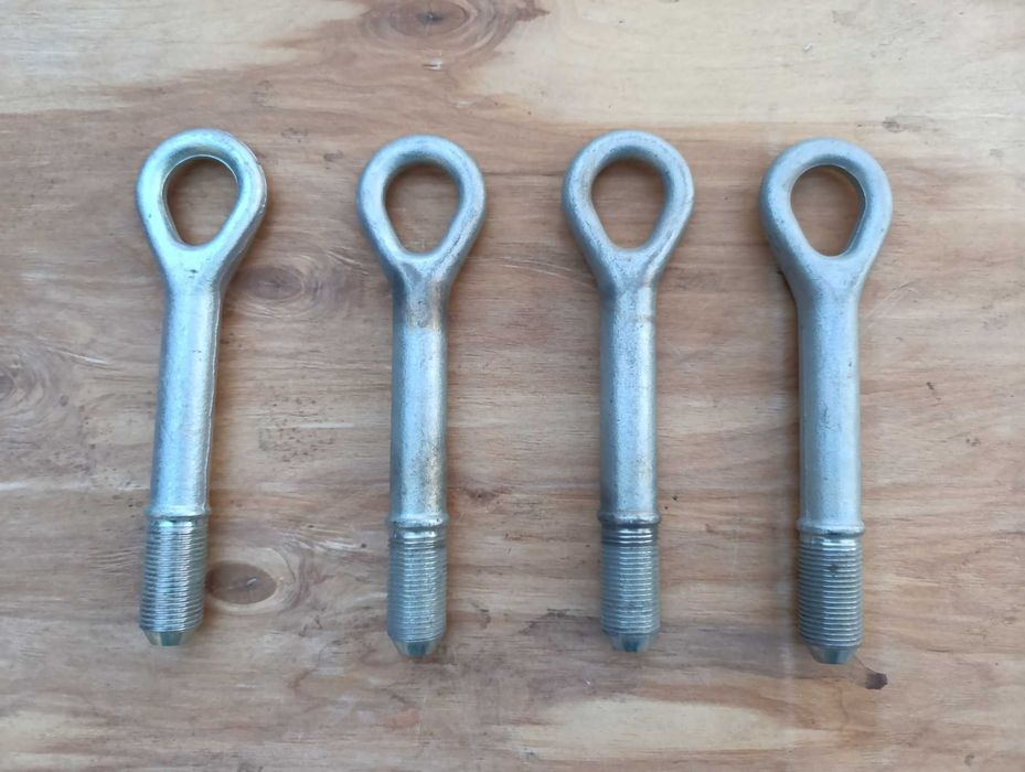 Буксировочный крюк Тойота Рав 4.