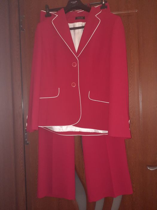 Продавам дамски костюм на АPANGE