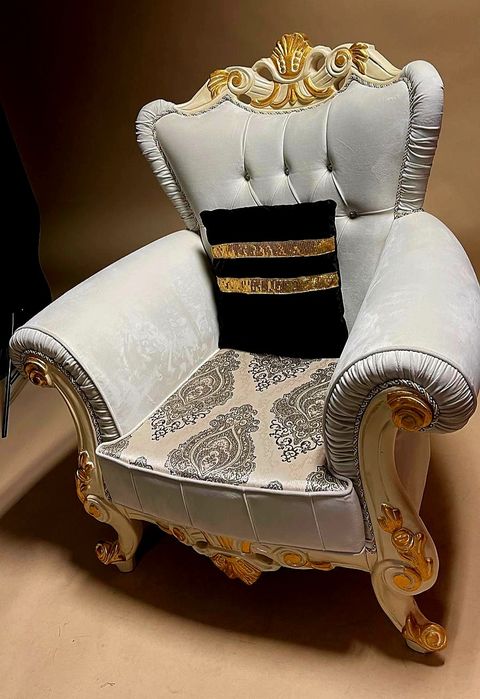 Два броя фотьойл в стил Барок