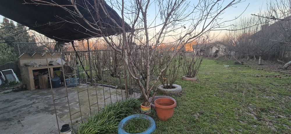 Къща с гараж и допълнителна постройка