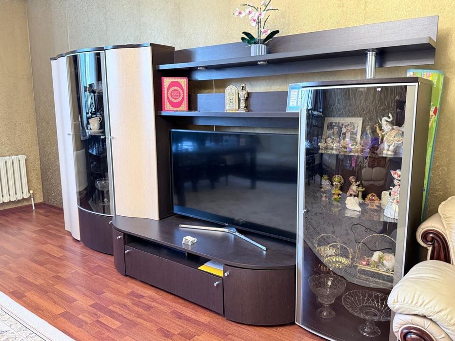 Продам срочно стенка и журнал стол