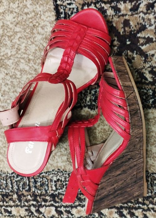 Сандали и чехли по 10 лева.