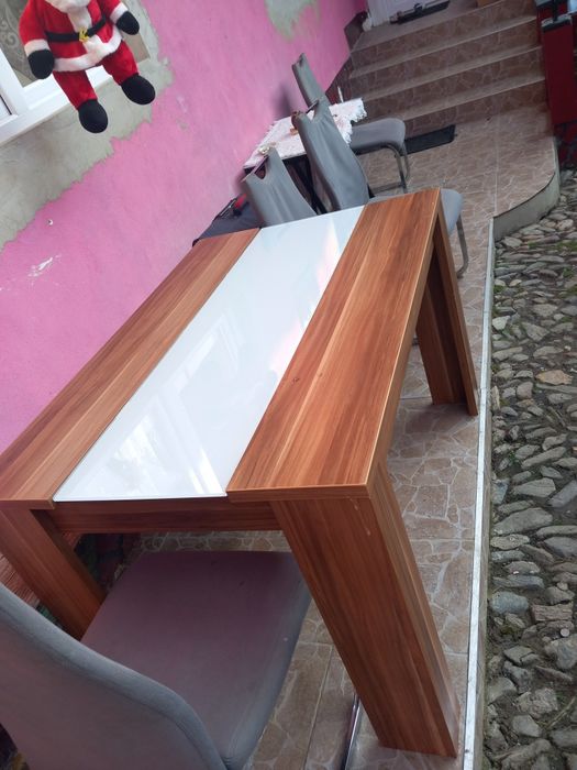 Vand masa cu 4 scaune