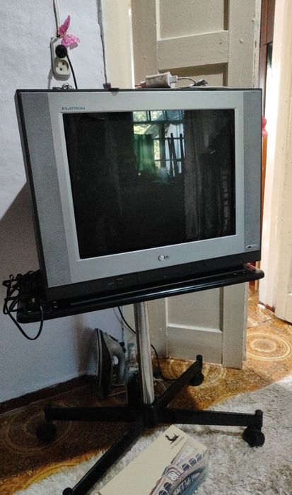 Телевизор LG с подставкой