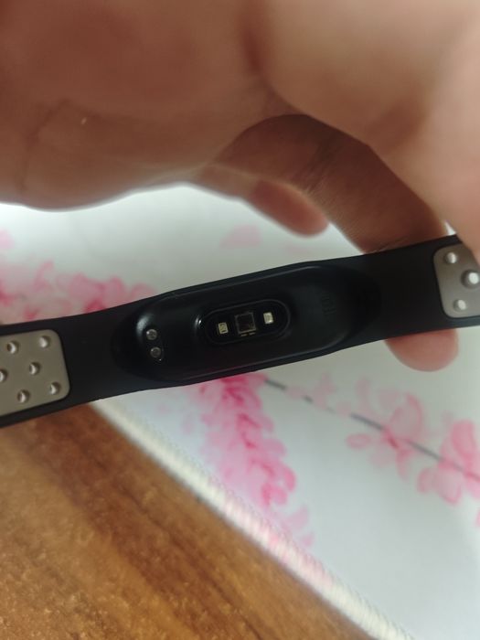 Продам фитнес часы mi band 4