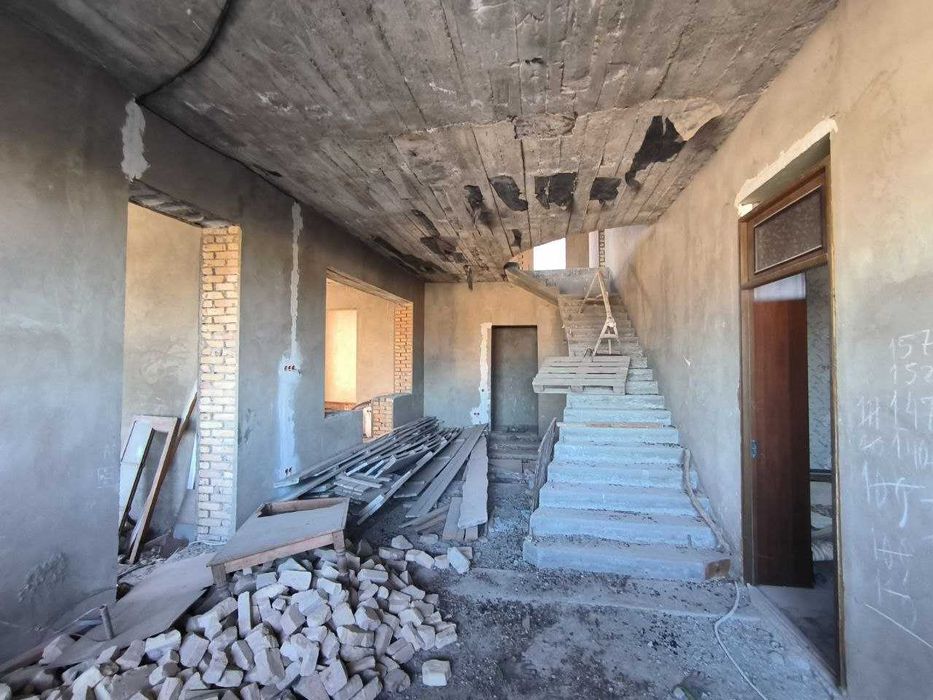 Hovli 22,5 sotix va 2 qavatlik uy sotiladi Amir Temur, Mevazor MFYda.