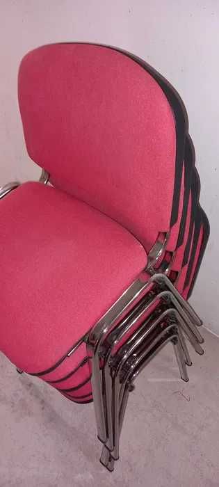 Vand scaune comode, stabile, foarte curate in stare foarte buna