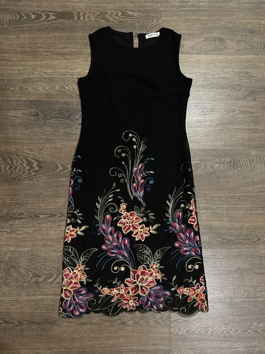 Платье с вышивкой