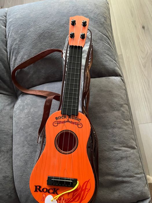 Гитару  сувенирную