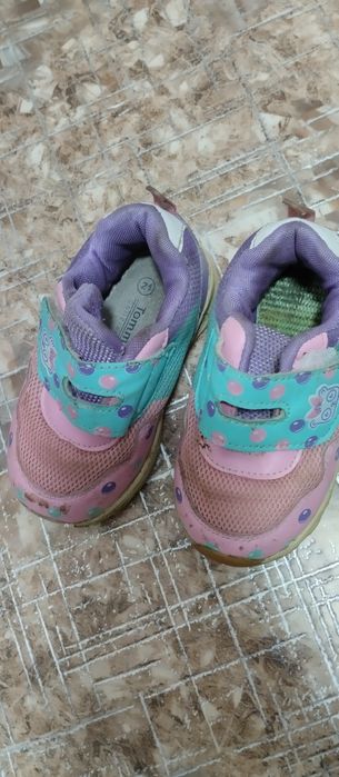 Отдам детскую обувь даром